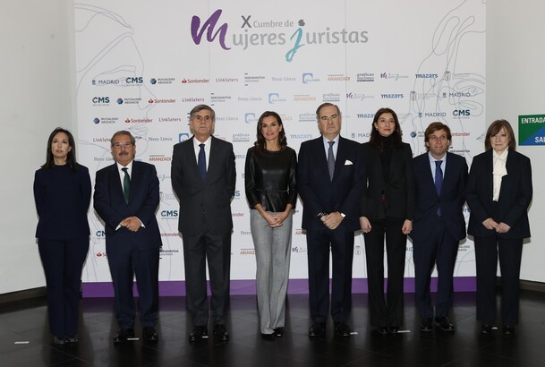 La Reina junto a las autoridades asistentes a la X Cumbre de Mujeres Juristas