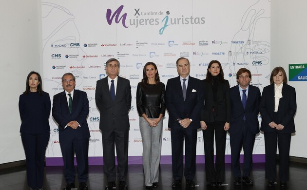 La Reina junto a las autoridades asistentes a la X Cumbre de Mujeres Juristas