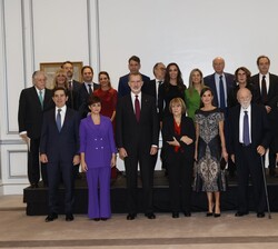 Sus Majestades los Reyes acompañados por la premiada, las autoridades y los miembros de jurado