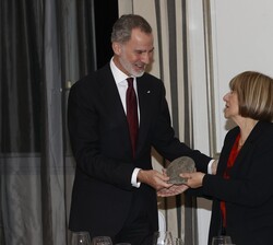 Su Majestad el Rey hace entrega del galardón a Pilar Bonet