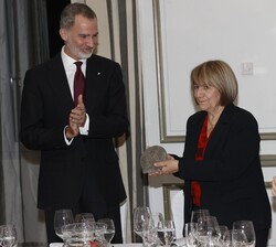 Sus Majestades los Reyes felicitan a la premiada, Pilar Bonet
