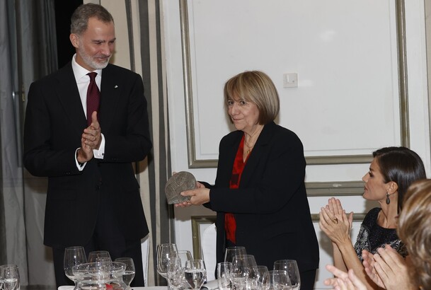 Sus Majestades los Reyes felicitan a la premiada, Pilar Bonet