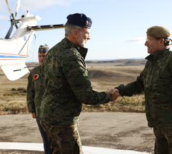 Su Majestad el Rey es recibido por el jefe de Estado Mayor del Ejército de Tierra, general de ejército Amador Fernando Enseñat y Berea