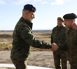 Su Majestad el Rey recibe el saludo del jefe de la Brigada “Guadarrama” XII (GEBRI XII) general de brigada Javier Antonio Miragaya Prieto