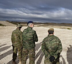 Su Majestad el Rey momentos antes del inicio del ejercicio INTEVAL-22 dentro del marco de la operación Presencia Avanzada Reforzada XII (Enhanced Forw