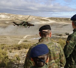 Su Majestad el Rey observa el deasrollo del ejercicio INTEVAL-22 dentro del marco de la operación Presencia Avanzada Reforzada XII (Enhanced Forward P