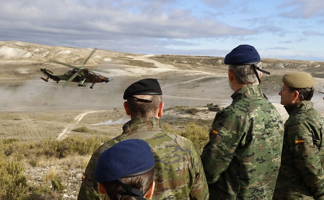 Su Majestad el Rey observa el deasrollo del ejercicio INTEVAL-22 dentro del marco de la operación Presencia Avanzada Reforzada XII (Enhanced Forward P