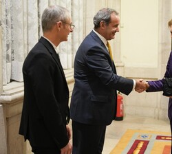 Su Majestad la Reina Doña Sofía recibe el saludo del secretario general Iberoamericano, Andrés Allamand