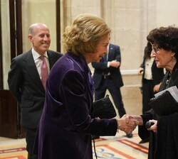 Su Majestad la Reina Doña Sofía recibe el saludo de Olvido García Valdés, ganadora del Premio Reina Sofía de Poesía Iberoamericana en su XXXI edición