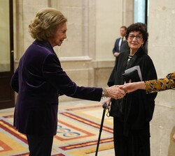 Su Majestad la Reina Doña Sofía recibe el saludo de la secretaria del Jurado, María Mar Soliño