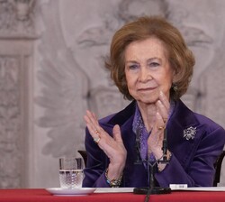 Su Majestad la Reina Doña Sofía durante el desarrollo del acto en la mesa presidencial