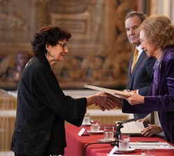 Su Majestad la Reina Doña Sofía hace entrega del galardón a Olvido García Valdés