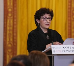 Olvido García Valdés dirige unas palabras de agradecimientos a los asistentes tras recibir de manos de Doña Sofía el Premio Reina Sofía de Poesía Iber