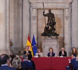 Doña Sofía durante el desarrollo del acto en la mesa presidencial