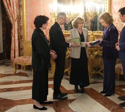 A la finalización del acto, Su Majestad la Reina Doña Sofía recibió un obsequio de manos de la presidenta de Patrimonio Nacional y del rector magnífic