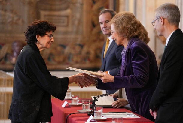 Su Majestad la Reina Doña Sofía hace entrega del galardón a Olvido García Valdés