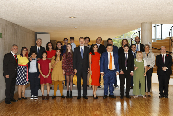 Fotografía de grupo de Sus Majestades los Reyes con una representación de la Asociación Activoz