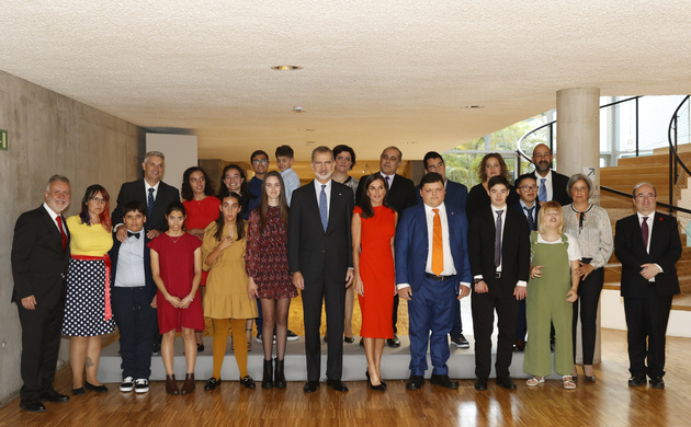 Fotografía de grupo de Sus Majestades los Reyes con una representación de la Asociación Activoz