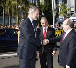 Sus Majestades los Reyes reciben el saludo del ministro de Cultura y Deporte, Miquel Iceta