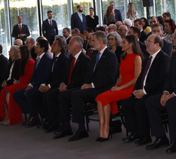 Sus Majestades los Reyes en primera fila de asientos al cominenzo del acto