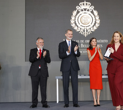 Sus Majestades los Reyes tras la entrega de la Medalla de Oro al Mérito en las Bellas Artes 2021 a la bailaora, Maribel Gallardo