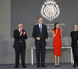 Sus Majestades los Reyes tras la entrega de la Medalla de Oro al Mérito en las Bellas Artes 2021 a la presidenta de la Asociación Semana Negra, Susana