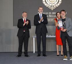 Sus Majestades los Reyes tras la entrega de la Medalla de Oro al Mérito en las Bellas Artes 2021 al autor de novela gráfica, Paco Roca
