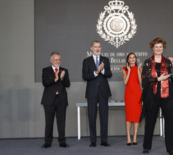 Sus Majestades los Reyes tras la entrega de la Medalla de Oro al Mérito en las Bellas Artes 2021 a la presidenta de la Fundación Arte y Pensamiento Ma