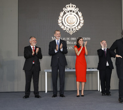 Sus Majestades los Reyes tras la entrega de la Medalla de Oro al Mérito en las Bellas Artes 2021 a los componentes del grupo musical Amaral, Eva María