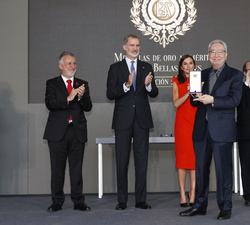 Sus Majestades los Reyes tras la entrega de la Medalla de Oro al Mérito en las Bellas Artes 2021 al empresario y productor teatral, Manuel Martínez De