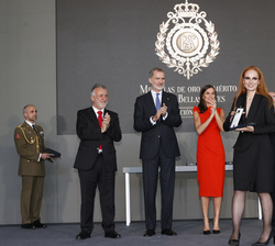 Sus Majestades los Reyes tras la entrega de la Medalla de Oro al Mérito en las Bellas Artes 2021 a la diseñadora de moda, Ana Locking