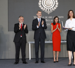 Sus Majestades los Reyes tras la entrega de la Medalla de Oro al Mérito en las Bellas Artes 2021 a la vicepresidenta de la Fundación Cerezales Antonin