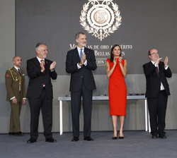 Sus Majestades los Reyes tras la entrega de la Medalla de Oro al Mérito en las Bellas Artes 2021 al gestor cultural, investigador y coleccionista de l