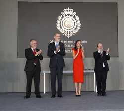 Sus Majestades los Reyes tras la entrega de la Medalla de Oro al Mérito en las Bellas Artes 2021 a la presidenta de la cooperativa y distribuidora de 