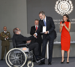 Su Majestad el Rey en presencia de Doña Letizia entrega la entrega de la Medalla de Oro al Mérito en las Bellas Artes 2021 al cantautor y poeta, Pablo