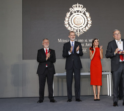 Sus Majestades los Reyes tras la entrega de la Medalla de Oro al Mérito en las Bellas Artes 2021 al fotógrafo, Chema Conesa