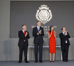 Sus Majestades los Reyes tras la entrega de la Medalla de Oro al Mérito en las Bellas Artes 2021 a la compositora, Teresa Catalán