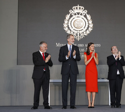 Sus Majestades los Reyes tras la entrega de la Medalla de Oro al Mérito en las Bellas Artes 2021 a título póstumo a Ramón Casas, a la viuda del profes