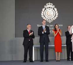 Sus Majestades los Reyes tras la entrega de la Medalla de Oro al Mérito en las Bellas Artes 2021 a la cantante lírica, Saioa Hernández del Río
