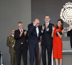 Sus Majestades los Reyes tras la entrega de la Medalla de Oro al Mérito en las Bellas Artes 2021 al escritor, Juan Muñoz Martín