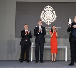 Sus Majestades los Reyes tras la entrega de la Medalla de Oro al Mérito en las Bellas Artes 2021 al desarrollador de videojuegos, Paco Portalo