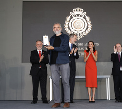 Sus Majestades los Reyes tras la entrega de la Medalla de Oro al Mérito en las Bellas Artes 2021 al desarrollador de videojuegos, Paco Suárez