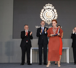 Sus Majestades los Reyes tras la entrega de la Medalla de Oro al Mérito en las Bellas Artes 2021 a la cantante, Paloma San Basilio
