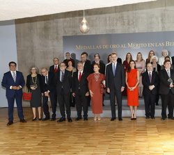 Fotografía de Sus Majestades los Reyes con los premiados y las autoridades
