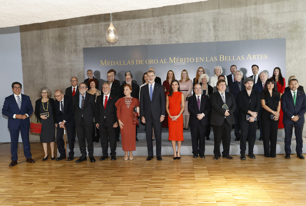 Fotografía de Sus Majestades los Reyes con los premiados y las autoridades