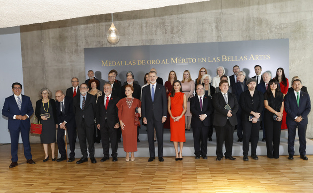 Fotografía de Sus Majestades los Reyes con los premiados y las autoridades
