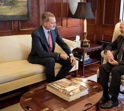 Don Felipe conversa con el presidente de la Universidad, John J. Degioia