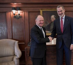 Su Majestad el Rey recibe el saludo del presidente de la Universidad, John J. Degioia