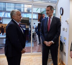 Don Felipe conversa con el decano de la Walsh School of Foreign Service, Joel Helmman, y con el exdirector de la Agencia Central de Inteligencia (CIA)