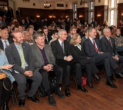 Su Majestad el Rey en un momento del Dialogo del programa MSFS y una visión del estado actual de la política exterior, acompañado por las autoridades 